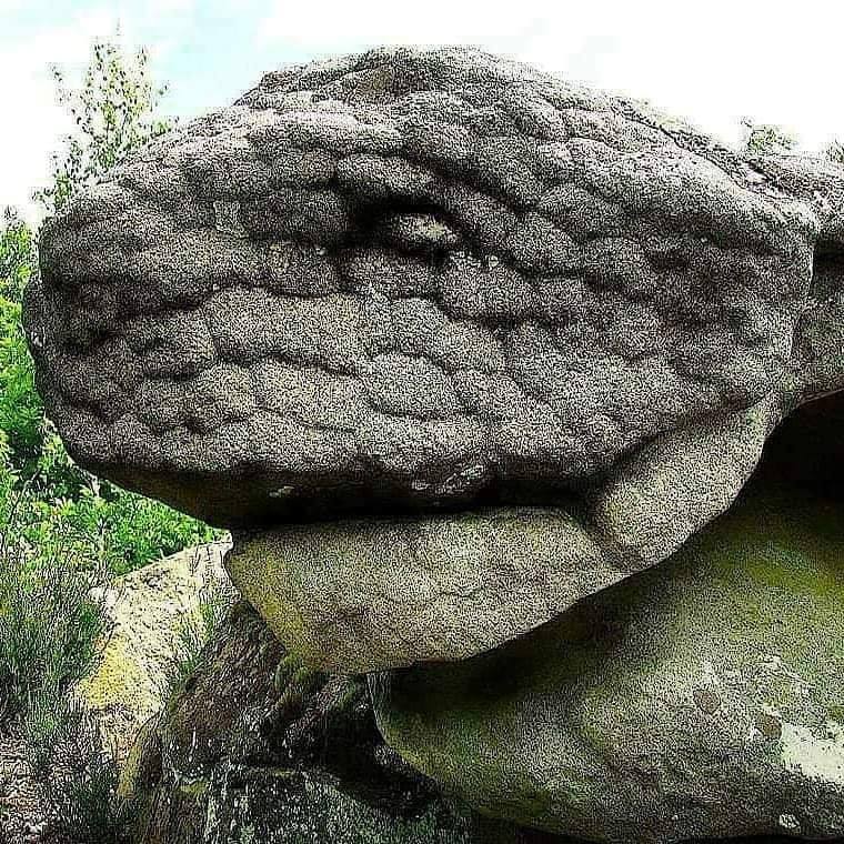 Камень змейкой